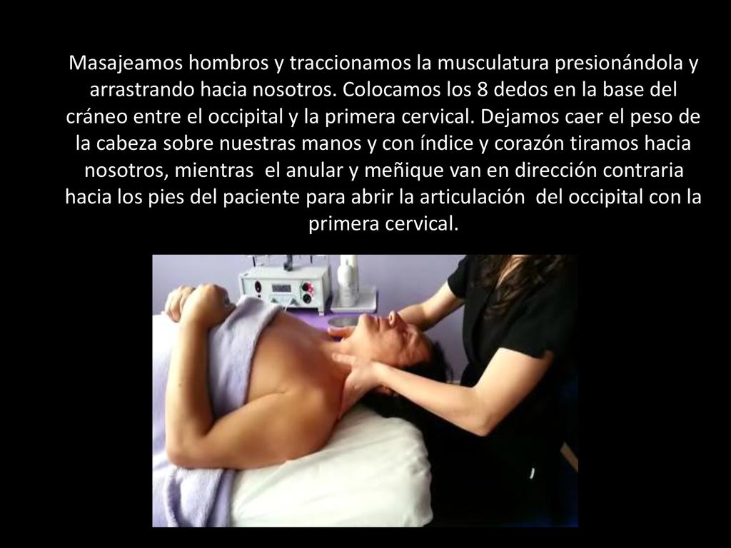 Masajeamos hombros y traccionamos la musculatura presionándola y arrastrando hacia nosotros.