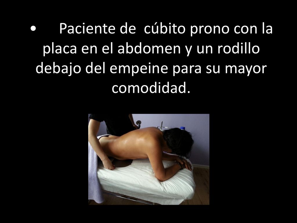 • Paciente de cúbito prono con la placa en el abdomen y un rodillo debajo del empeine para su mayor comodidad.