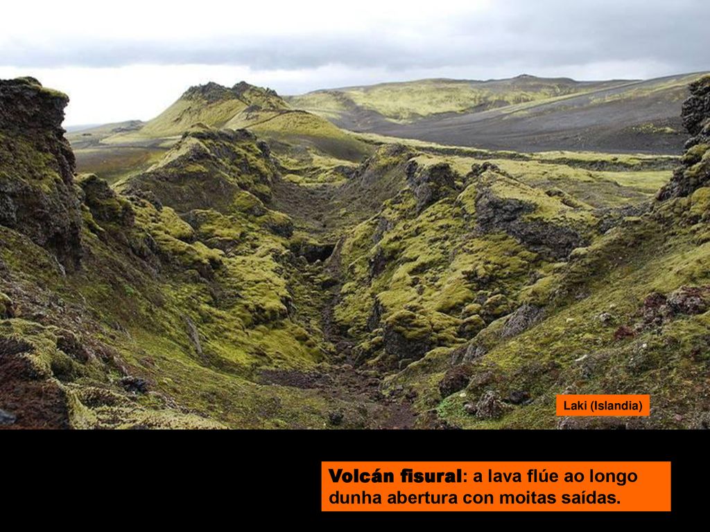 Volcán fisural: a lava flúe ao longo dunha abertura con moitas saídas.