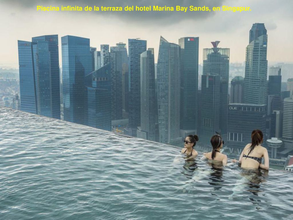 Piscina infinita de la terraza del hotel Marina Bay Sands, en Singapur.