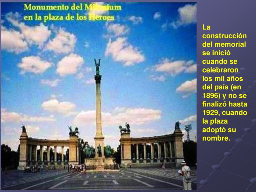 La construcción del memorial se inició cuando se celebraron los mil años del país (en 1896) y no se finalizó hasta 1929, cuando la plaza adoptó su nombre.