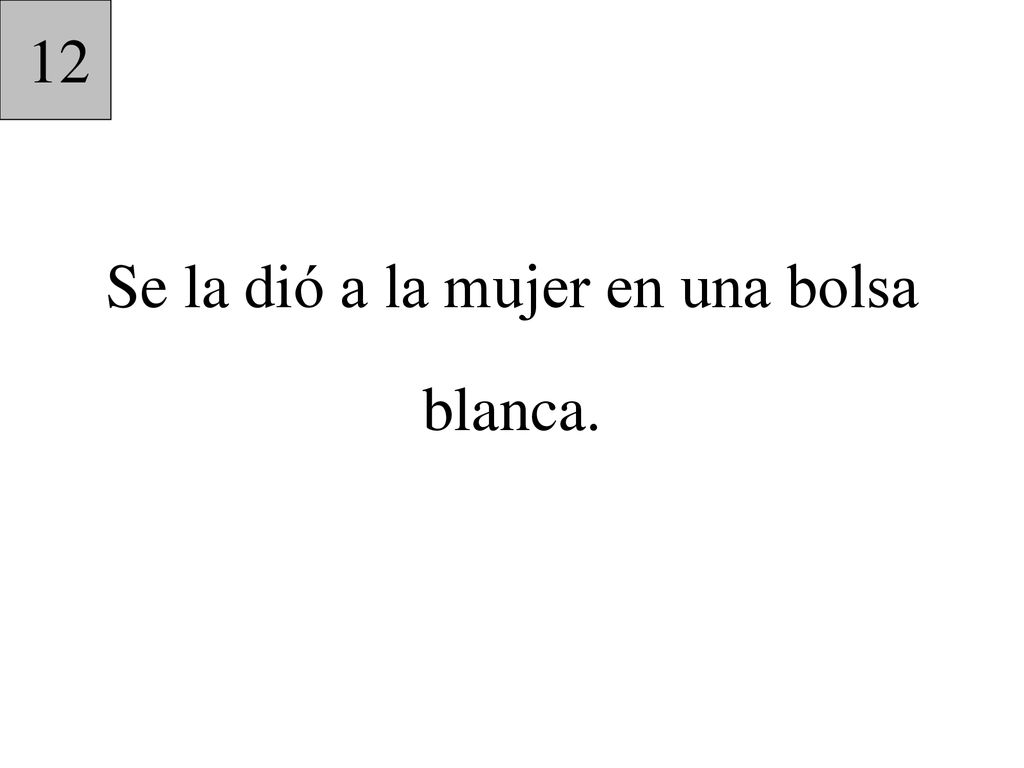 Se la dió a la mujer en una bolsa blanca.