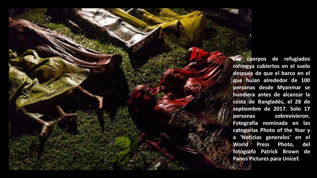 Los cuerpos de refugiados rohingya cubiertos en el suelo después de que el barco en el que huían alrededor de 100 personas desde Myanmar se hundiera antes de alcanzar la costa de Bangladés, el 28 de septiembre de 2017.