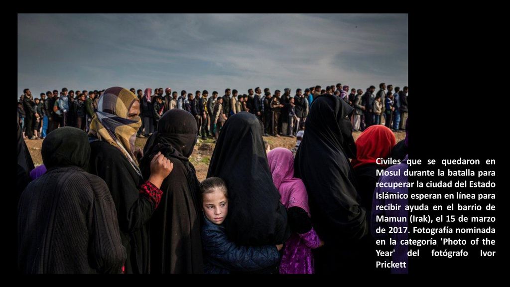 Civiles que se quedaron en Mosul durante la batalla para recuperar la ciudad del Estado Islámico esperan en línea para recibir ayuda en el barrio de Mamun (Irak), el 15 de marzo de 2017.