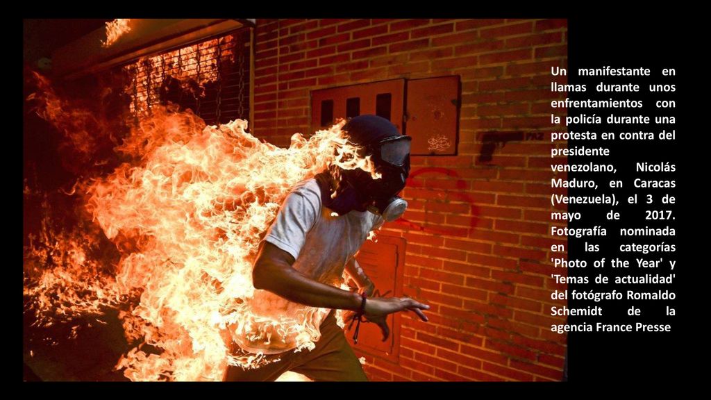 Un manifestante en llamas durante unos enfrentamientos con la policía durante una protesta en contra del presidente venezolano, Nicolás Maduro, en Caracas (Venezuela), el 3 de mayo de 2017.