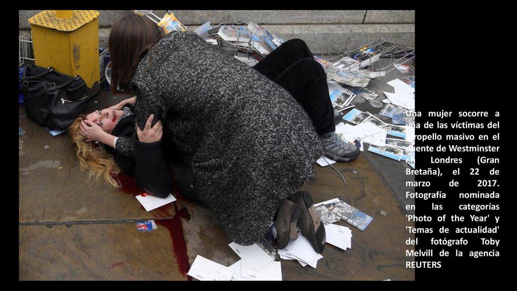 Una mujer socorre a una de las víctimas del atropello masivo en el puente de Westminster en Londres (Gran Bretaña), el 22 de marzo de 2017.