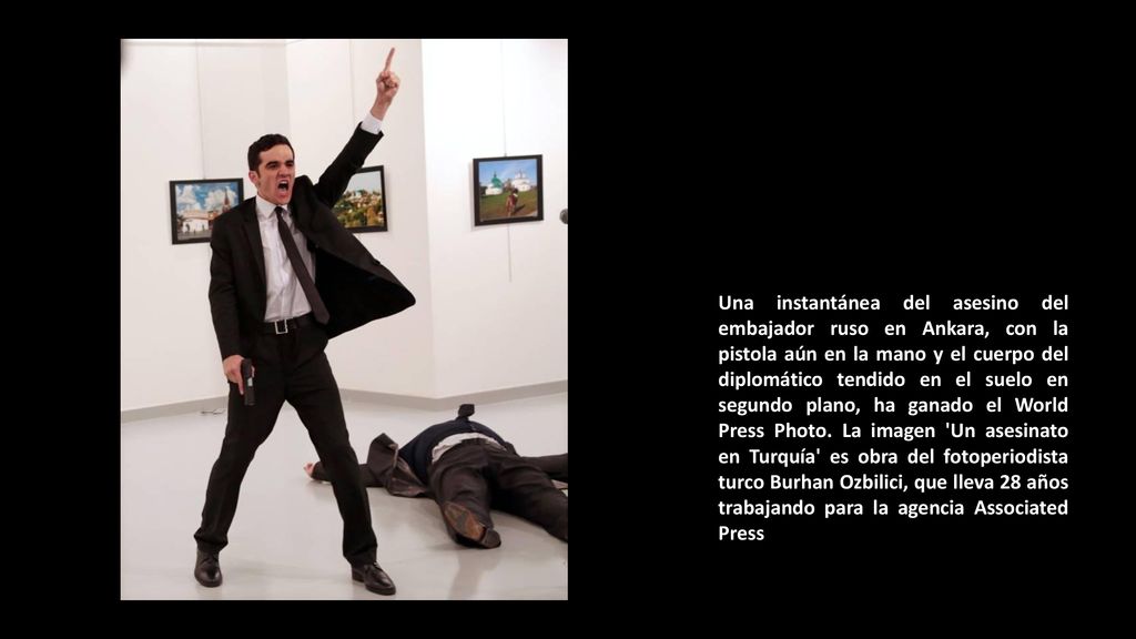 Una instantánea del asesino del embajador ruso en Ankara, con la pistola aún en la mano y el cuerpo del diplomático tendido en el suelo en segundo plano, ha ganado el World Press Photo.
