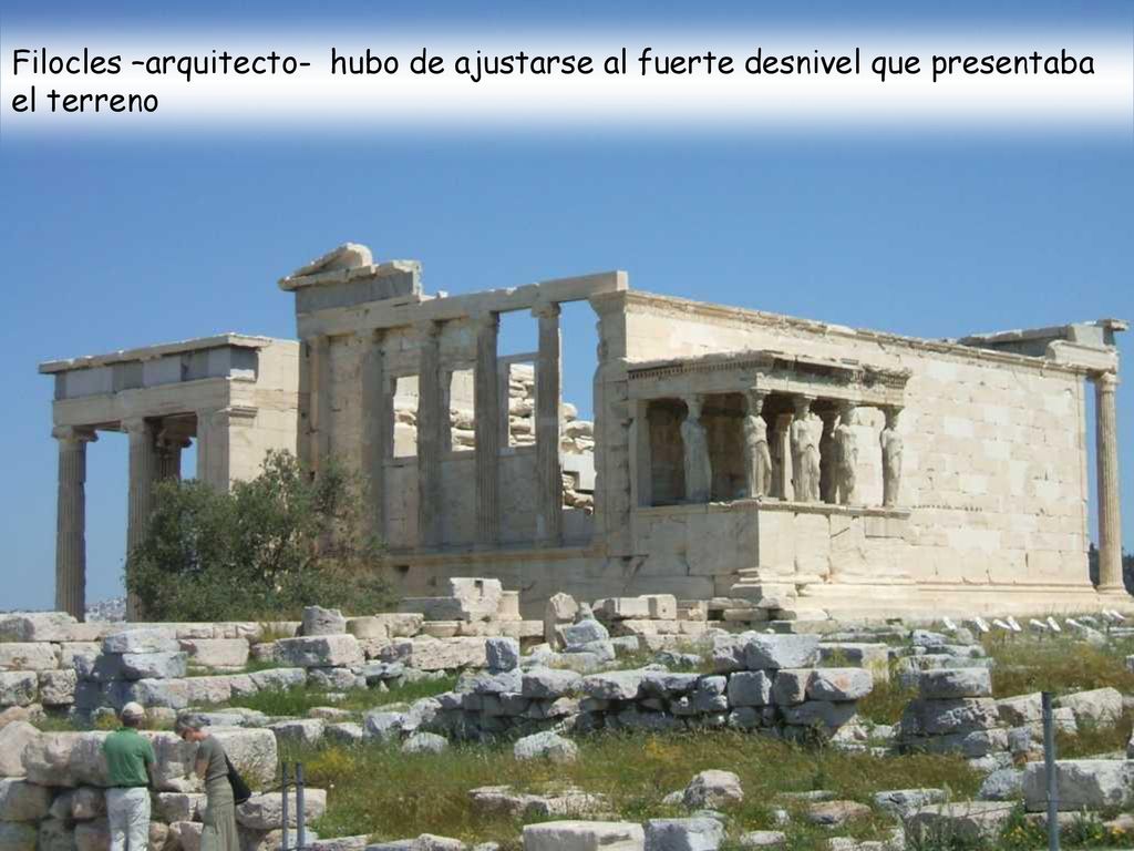 Filocles –arquitecto- hubo de ajustarse al fuerte desnivel que presentaba el terreno