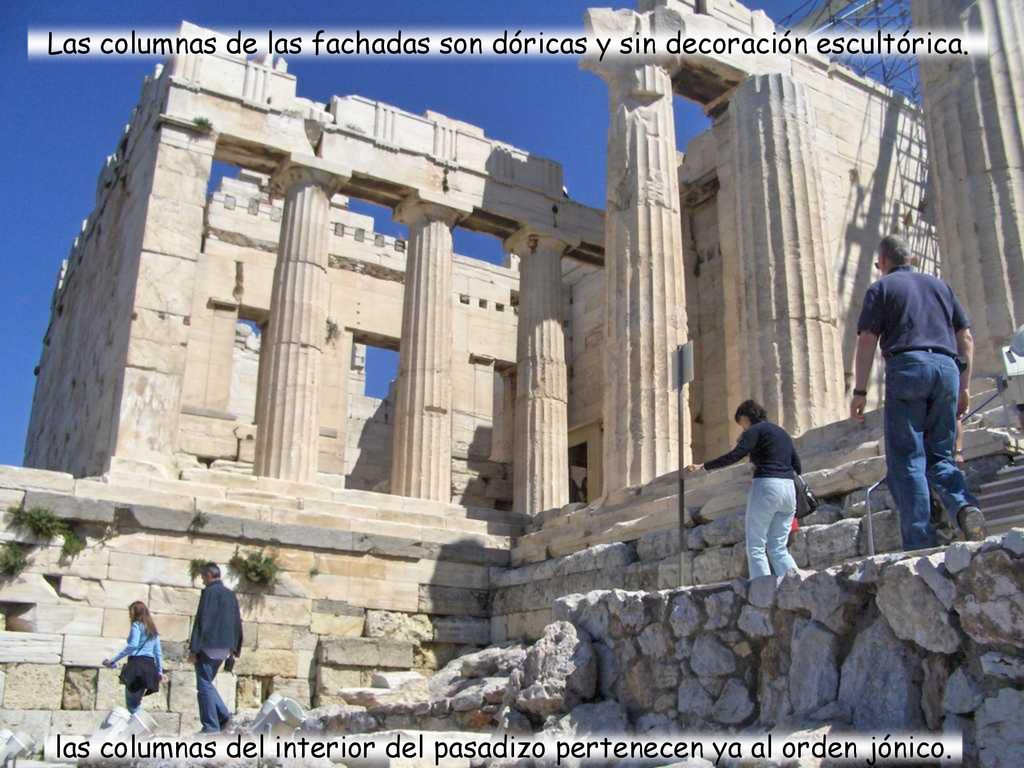Las columnas de las fachadas son dóricas y sin decoración escultórica.