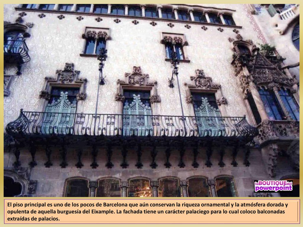 El piso principal es uno de los pocos de Barcelona que aún conservan la riqueza ornamental y la atmósfera dorada y opulenta de aquella burguesía del Eixample.
