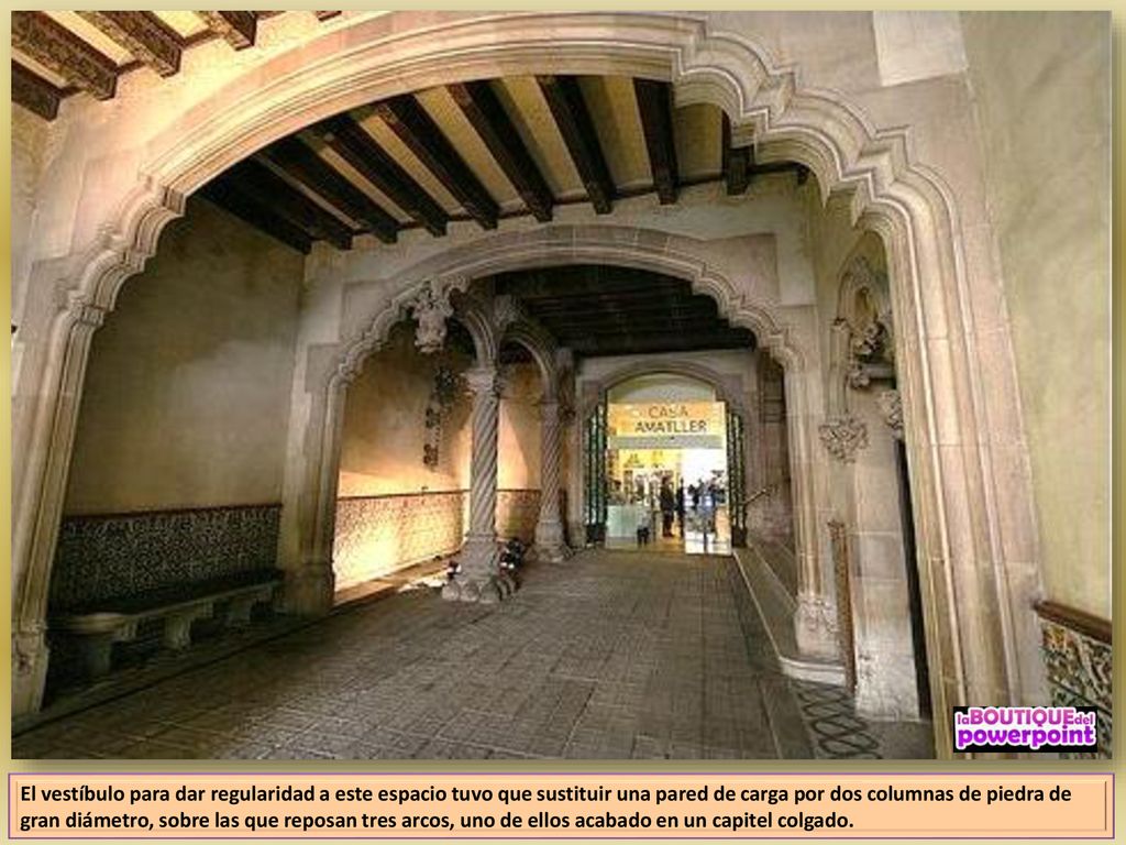 El vestíbulo para dar regularidad a este espacio tuvo que sustituir una pared de carga por dos columnas de piedra de gran diámetro, sobre las que reposan tres arcos, uno de ellos acabado en un capitel colgado.