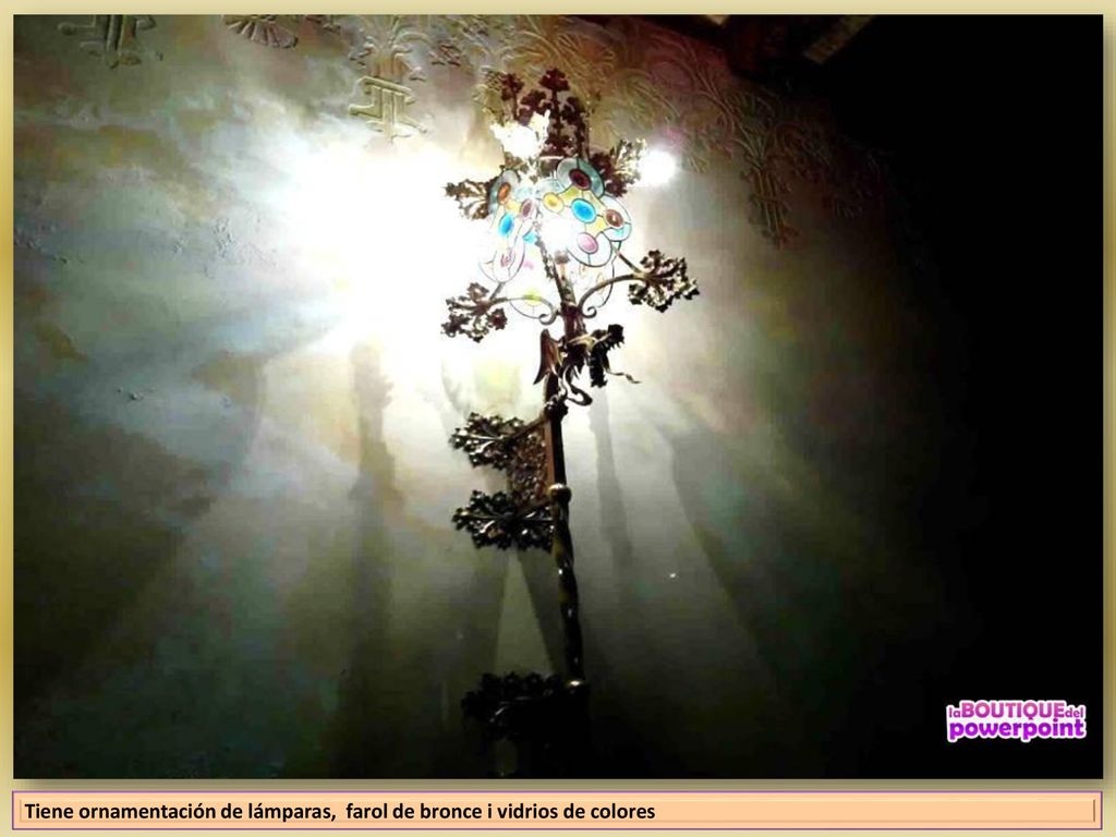 Tiene ornamentación de lámparas, farol de bronce i vidrios de colores