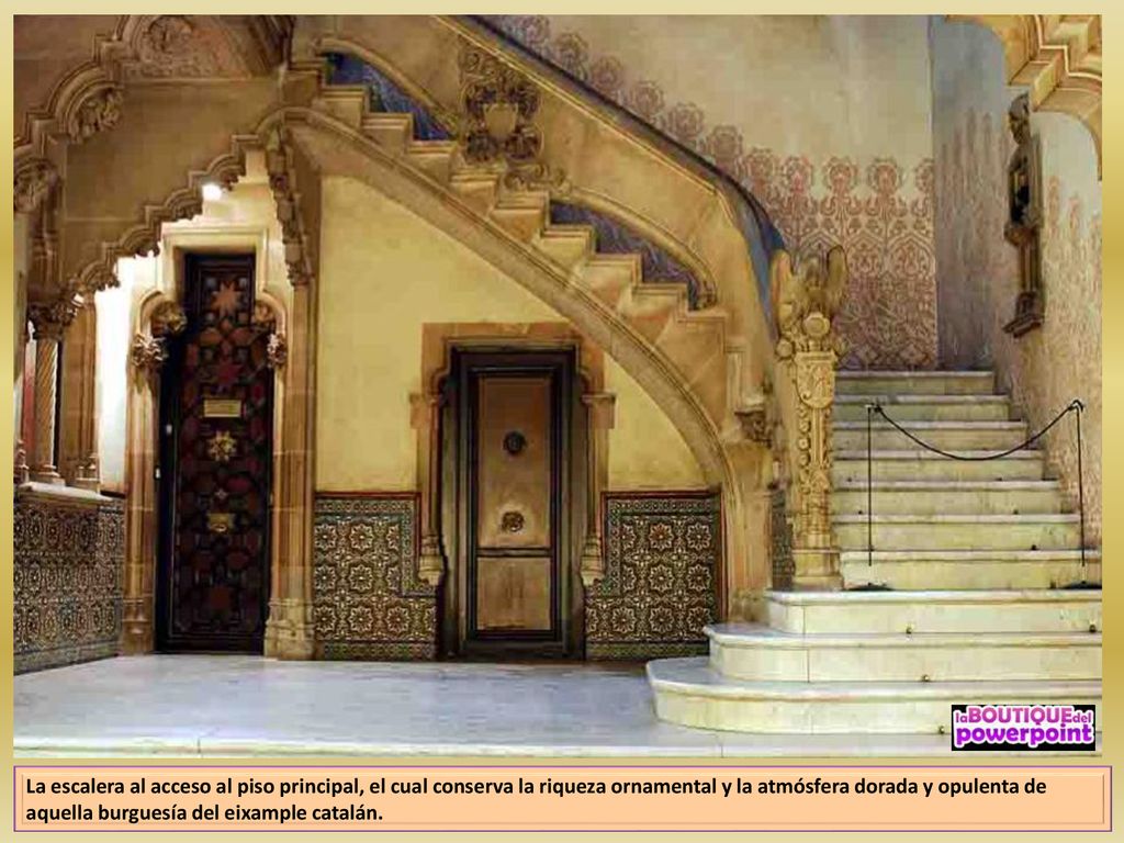 La escalera al acceso al piso principal, el cual conserva la riqueza ornamental y la atmósfera dorada y opulenta de aquella burguesía del eixample catalán.