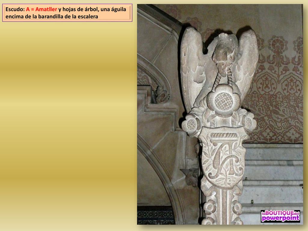 Escudo: A = Amatller y hojas de árbol, una águila encima de la barandilla de la escalera