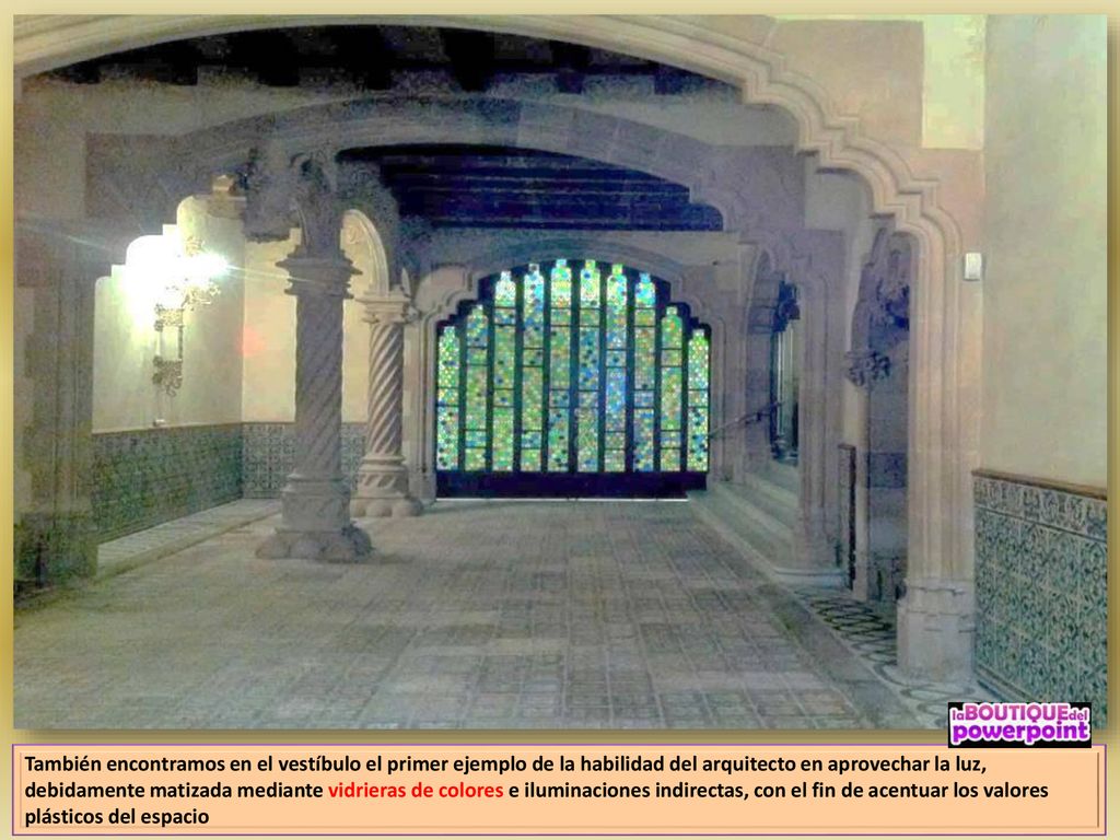 También encontramos en el vestíbulo el primer ejemplo de la habilidad del arquitecto en aprovechar la luz, debidamente matizada mediante vidrieras de colores e iluminaciones indirectas, con el fin de acentuar los valores plásticos del espacio