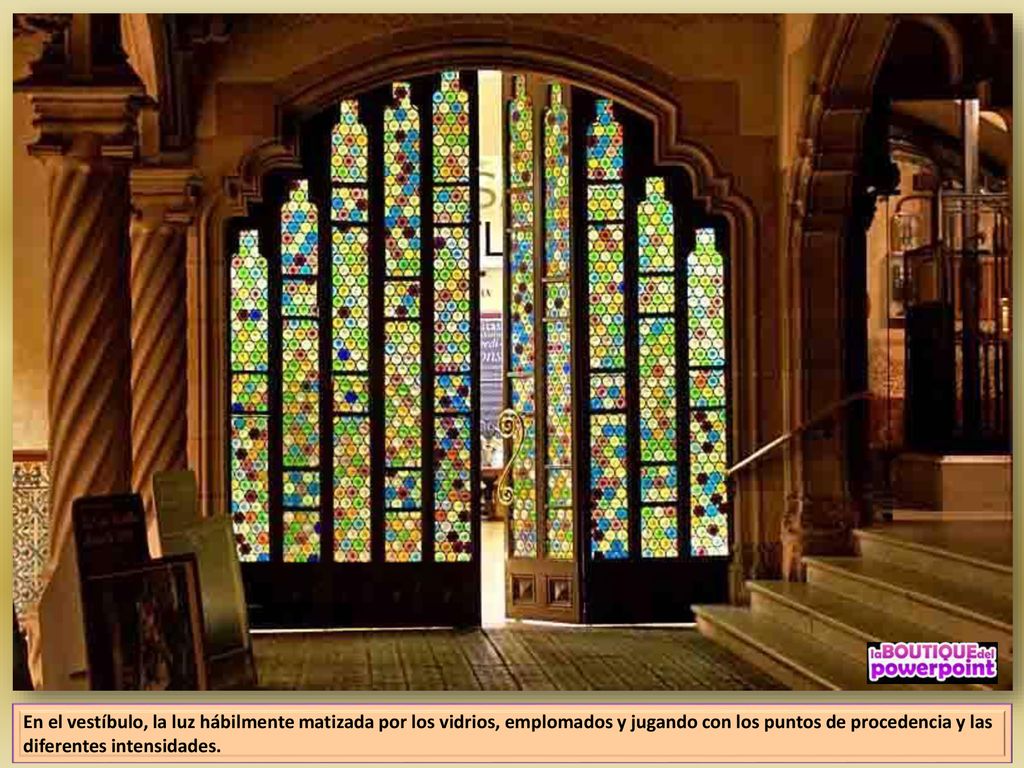En el vestíbulo, la luz hábilmente matizada por los vidrios, emplomados y jugando con los puntos de procedencia y las diferentes intensidades.