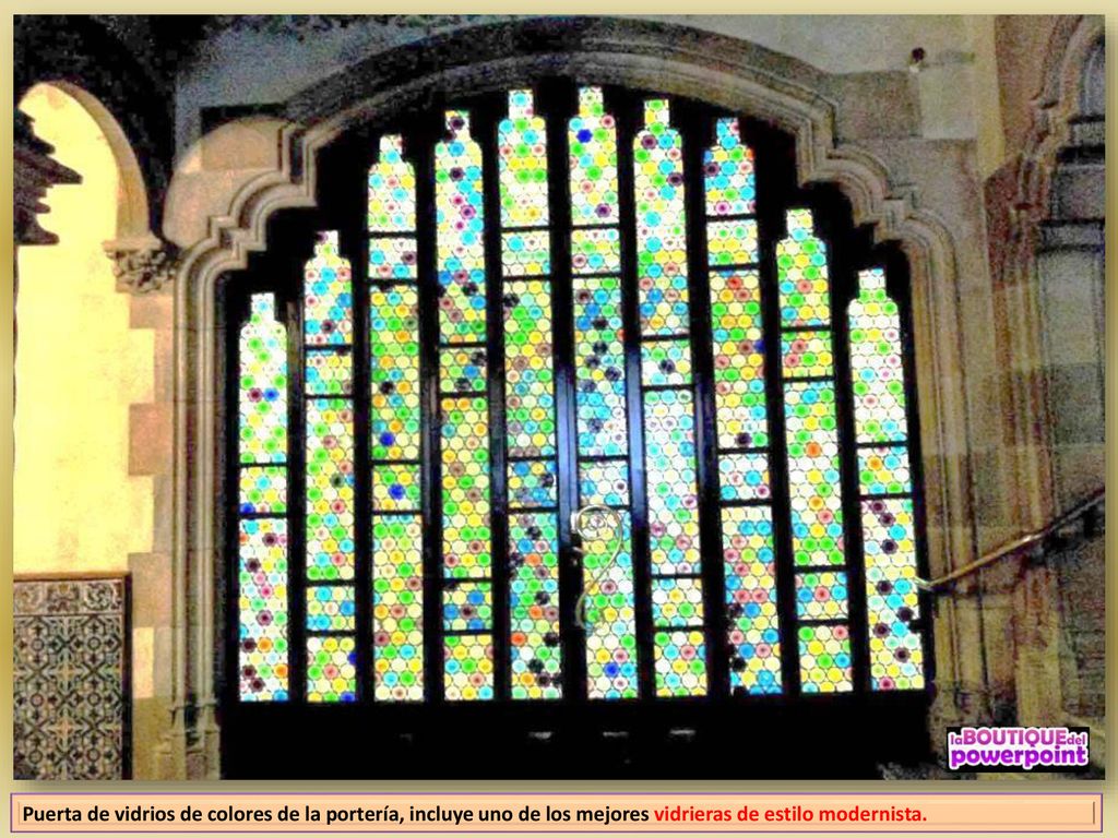 Puerta de vidrios de colores de la portería, incluye uno de los mejores vidrieras de estilo modernista.