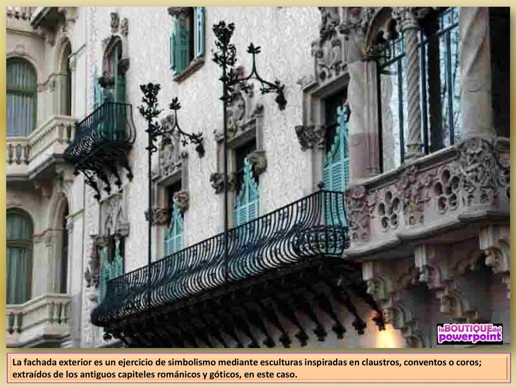 La fachada exterior es un ejercicio de simbolismo mediante esculturas inspiradas en claustros, conventos o coros; extraídos de los antiguos capiteles románicos y góticos, en este caso.