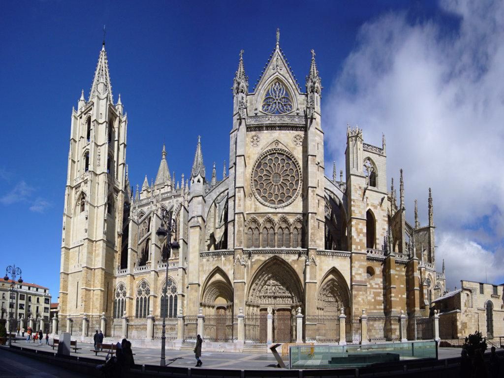 Catedral Santa Maria Si por algo es famosa la ciudad de León es por su magnífica e impresionante catedral gótica,