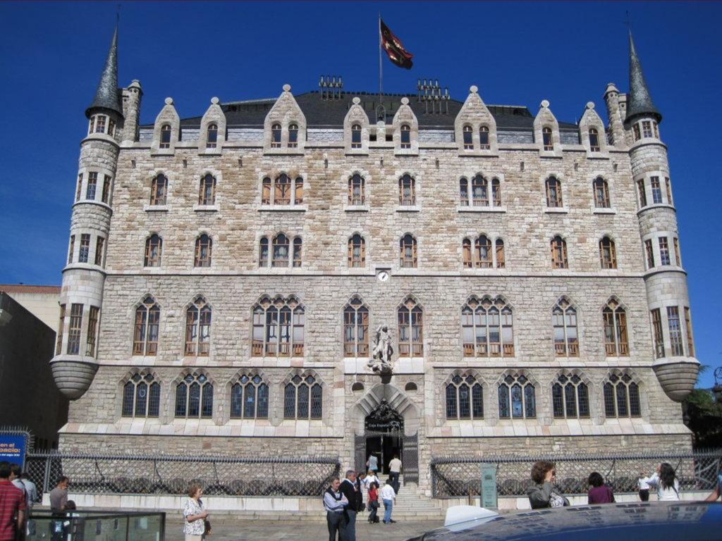 Casa Botines Fue diseñado por el catalán Gaudí, en plena restauración de la catedral de León,