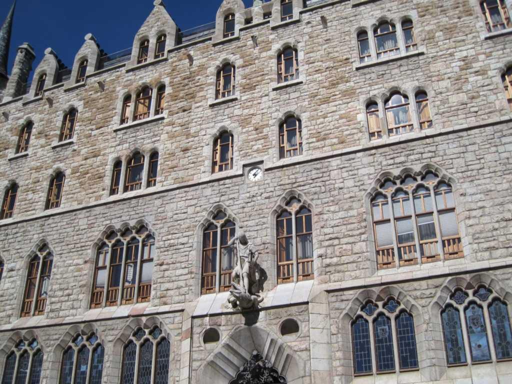 Sobre la puerta principal del edificio existe una escultura de