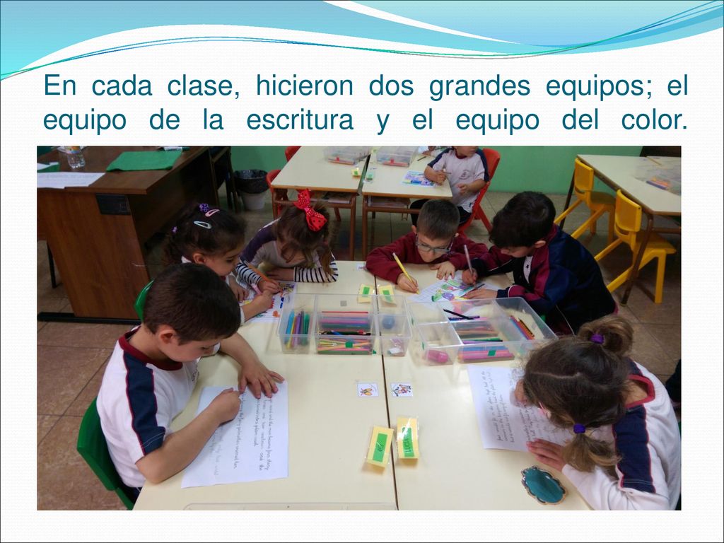 En cada clase, hicieron dos grandes equipos; el equipo de la escritura y el equipo del color.