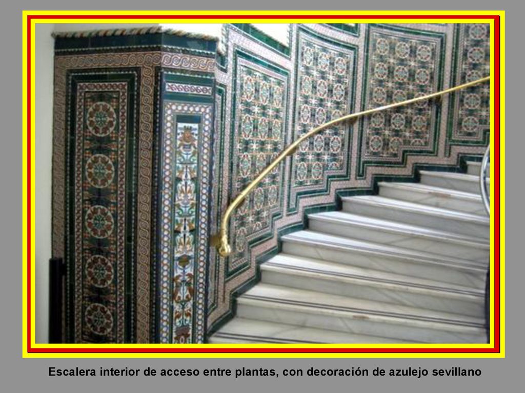 Escalera interior de acceso entre plantas, con decoración de azulejo sevillano