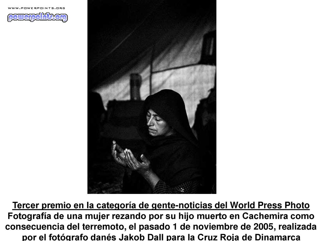 Tercer premio en la categoría de gente-noticias del World Press Photo Fotografía de una mujer rezando por su hijo muerto en Cachemira como consecuencia del terremoto, el pasado 1 de noviembre de 2005, realizada por el fotógrafo danés Jakob Dall para la Cruz Roja de Dinamarca