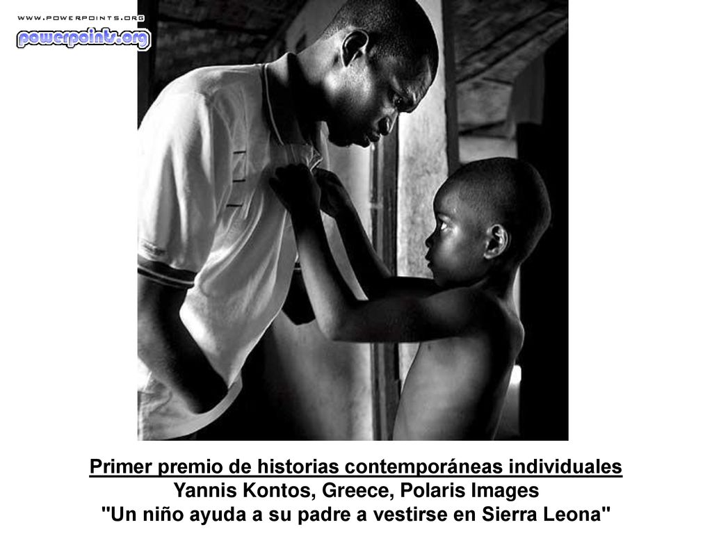 Primer premio de historias contemporáneas individuales Yannis Kontos, Greece, Polaris Images Un niño ayuda a su padre a vestirse en Sierra Leona