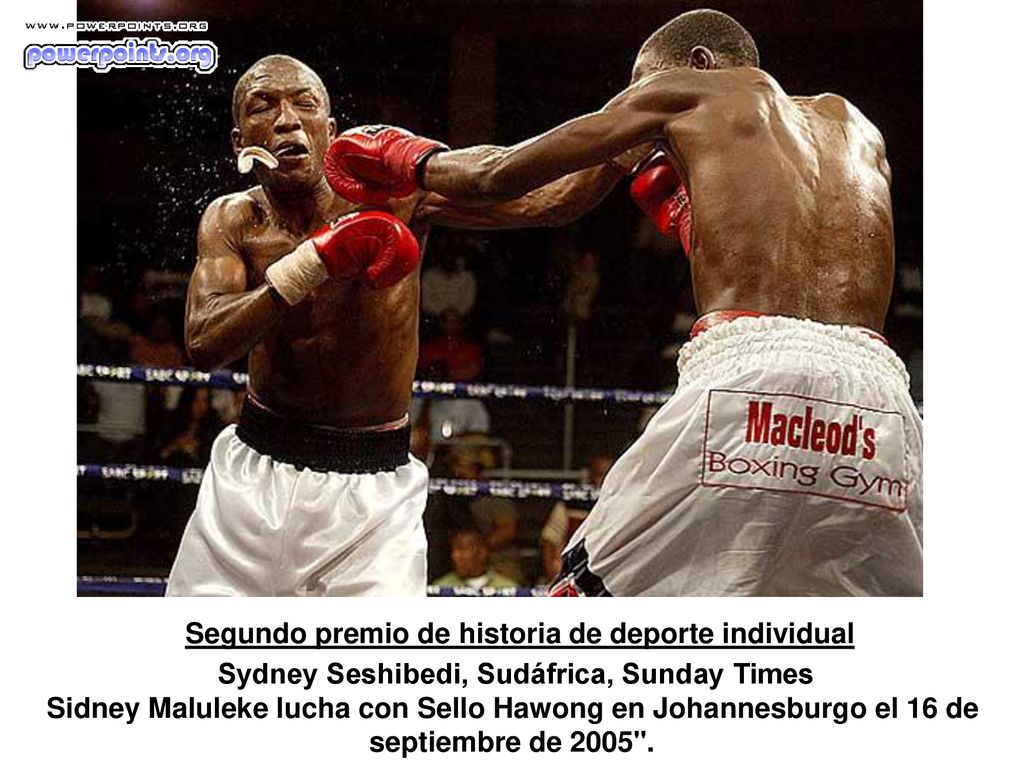 Segundo premio de historia de deporte individual Sydney Seshibedi, Sudáfrica, Sunday Times Sidney Maluleke lucha con Sello Hawong en Johannesburgo el 16 de septiembre de