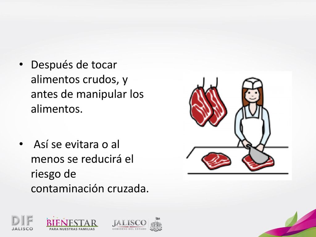 Después de tocar alimentos crudos, y antes de manipular los alimentos.