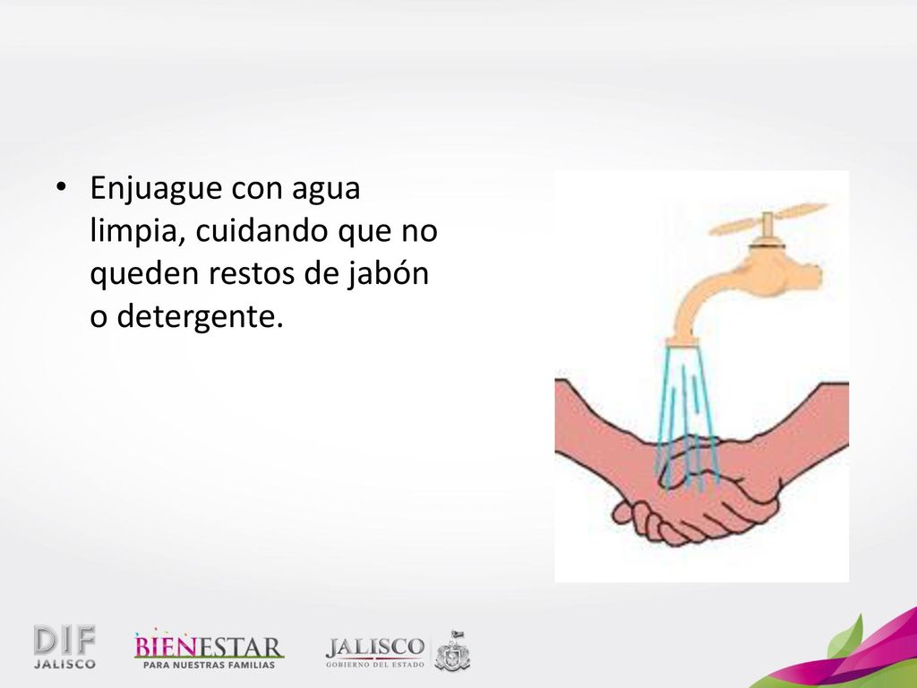 Enjuague con agua limpia, cuidando que no queden restos de jabón o detergente.