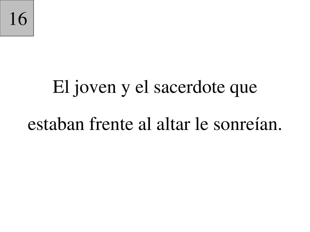 El joven y el sacerdote que estaban frente al altar le sonreían.