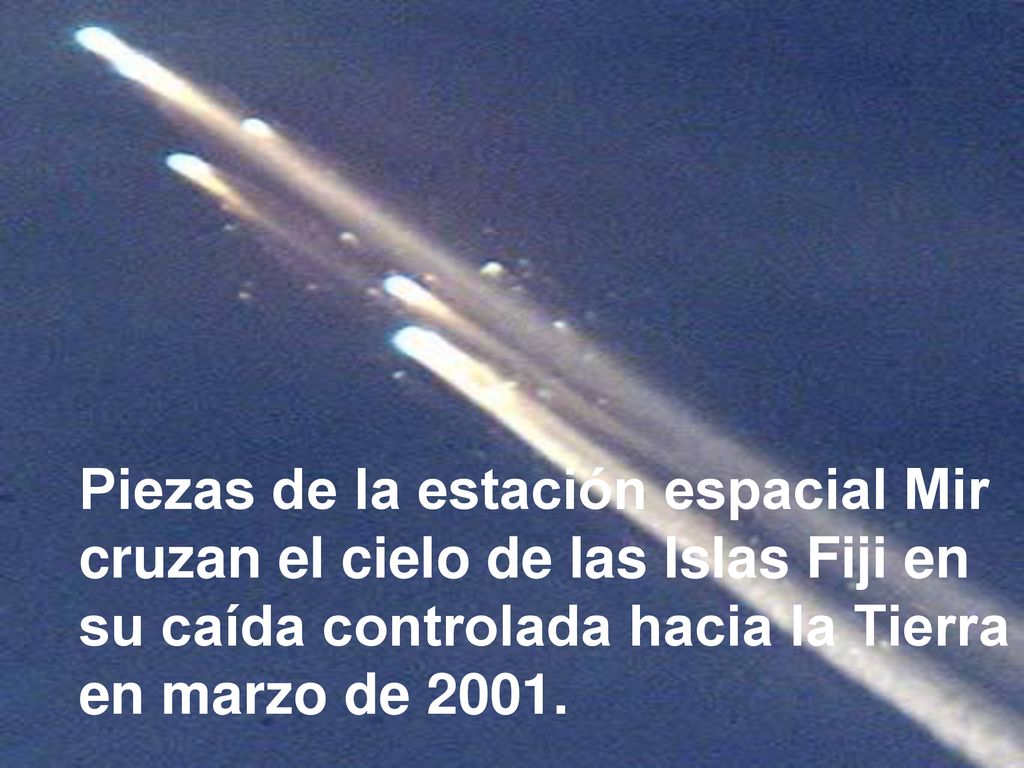Piezas de la estación espacial Mir cruzan el cielo de las Islas Fiji en su caída controlada hacia la Tierra en marzo de 2001.