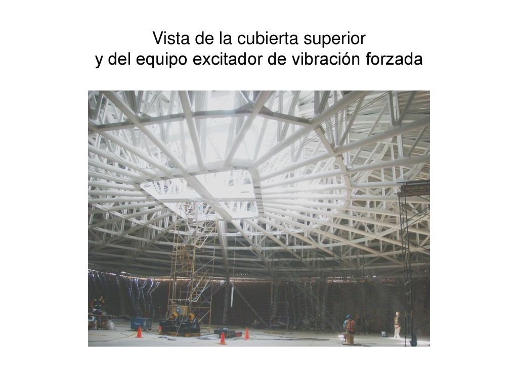 Vista de la cubierta superior y del equipo excitador de vibración forzada