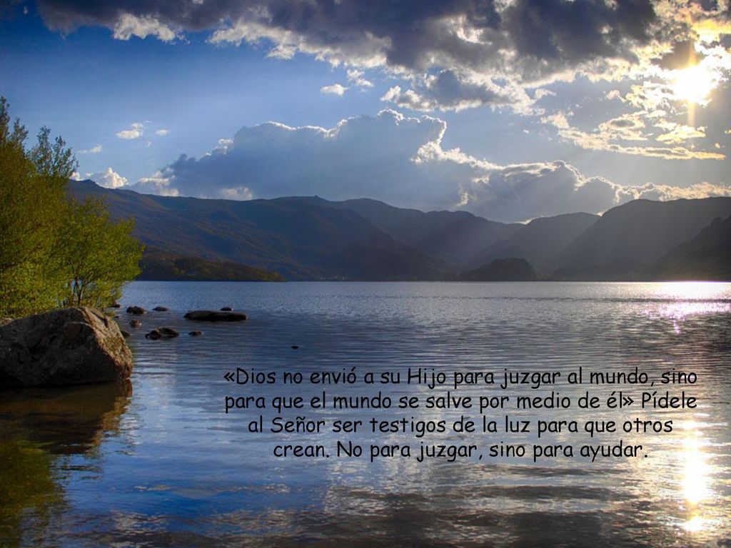 «Dios no envió a su Hijo para juzgar al mundo, sino para que el mundo se salve por medio de él» Pídele al Señor ser testigos de la luz para que otros crean.