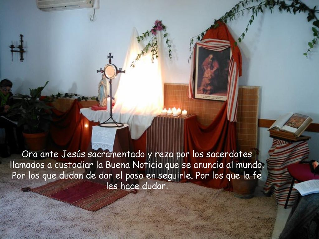 Ora ante Jesús sacramentado y reza por los sacerdotes llamados a custodiar la Buena Noticia que se anuncia al mundo.