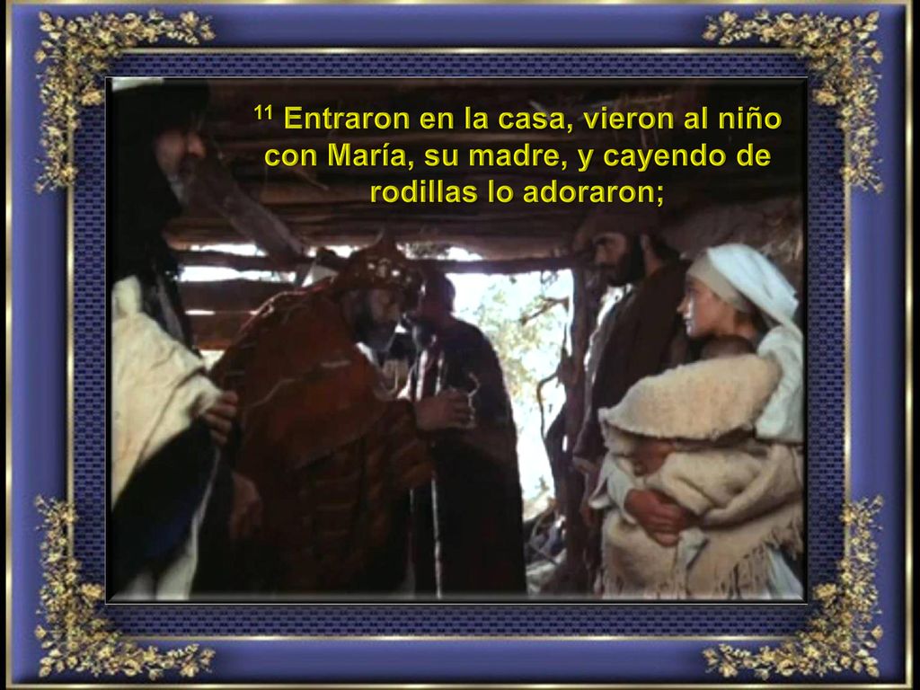 11 Entraron en la casa, vieron al niño con María, su madre, y cayendo de rodillas lo adoraron;