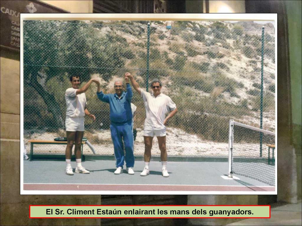 El Sr. Climent Estaún enlairant les mans dels guanyadors.