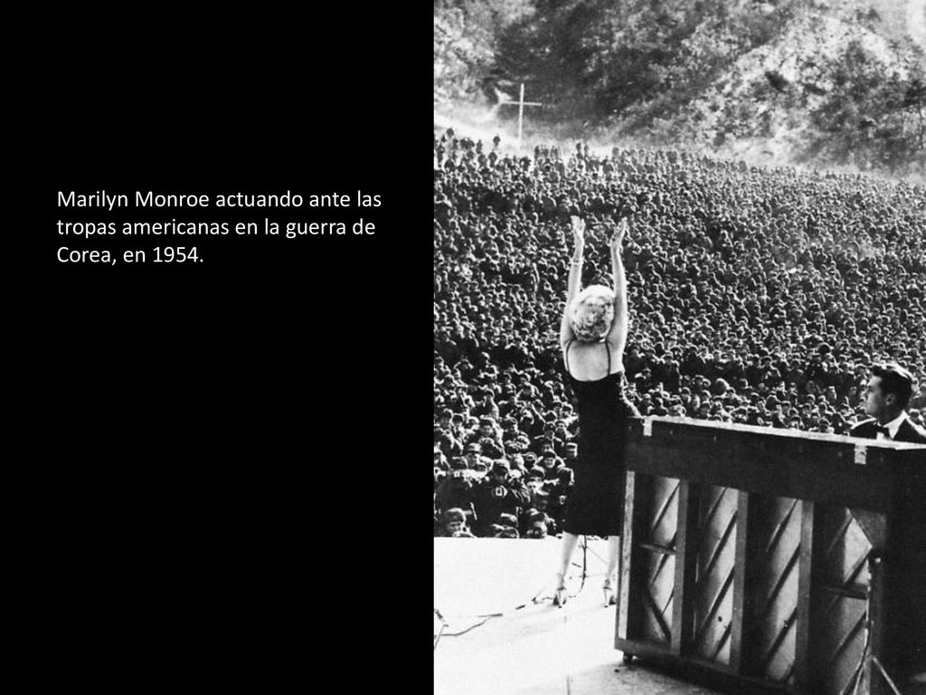 Marilyn Monroe actuando ante las tropas americanas en la guerra de Corea, en 1954.