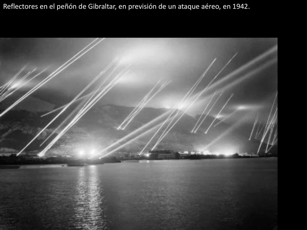 Reflectores en el peñón de Gibraltar, en previsión de un ataque aéreo, en 1942.