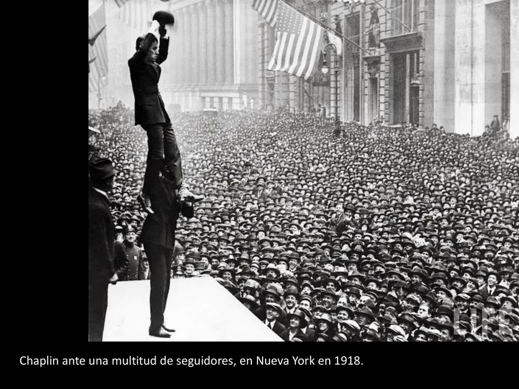 Chaplin ante una multitud de seguidores, en Nueva York en 1918.