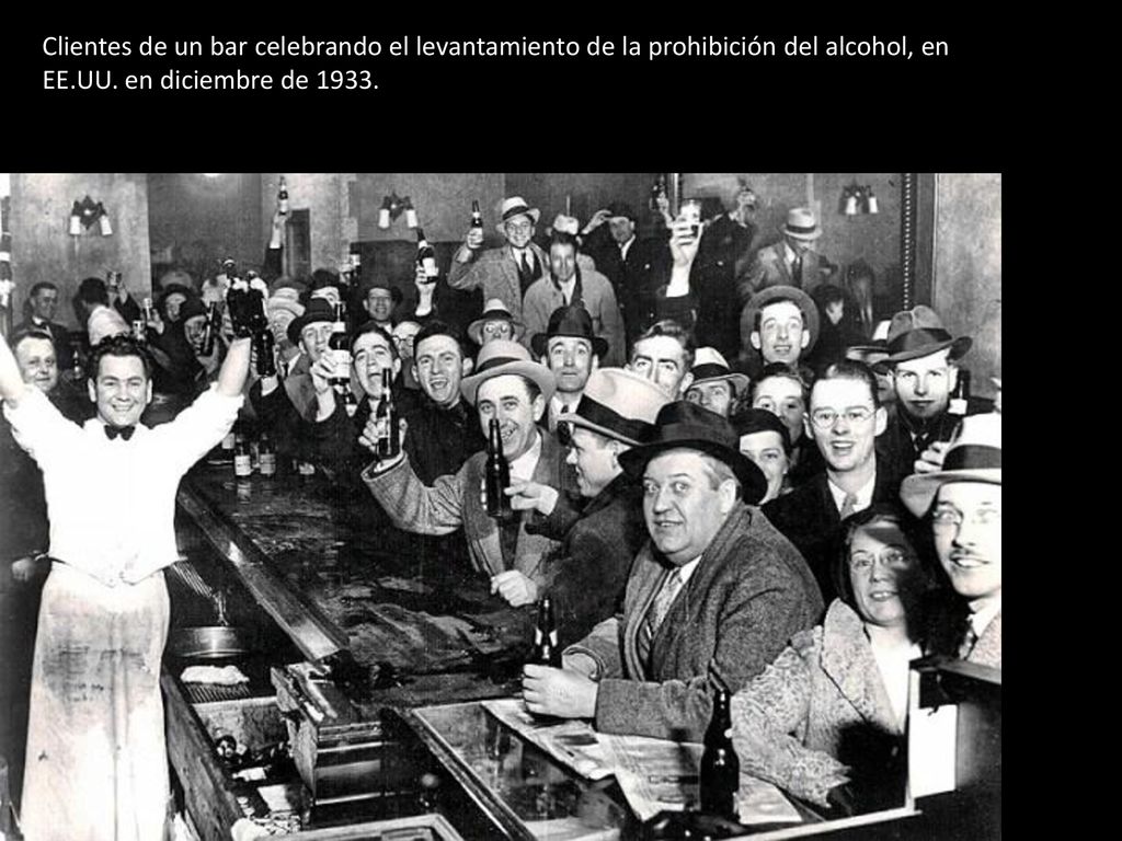 Clientes de un bar celebrando el levantamiento de la prohibición del alcohol, en EE.UU.