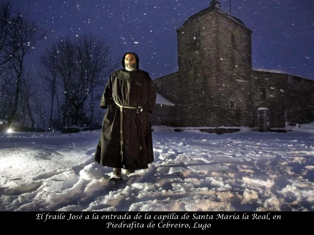 El fraile José a la entrada de la capilla de Santa María la Real, en Piedrafita de Cebreiro, Lugo