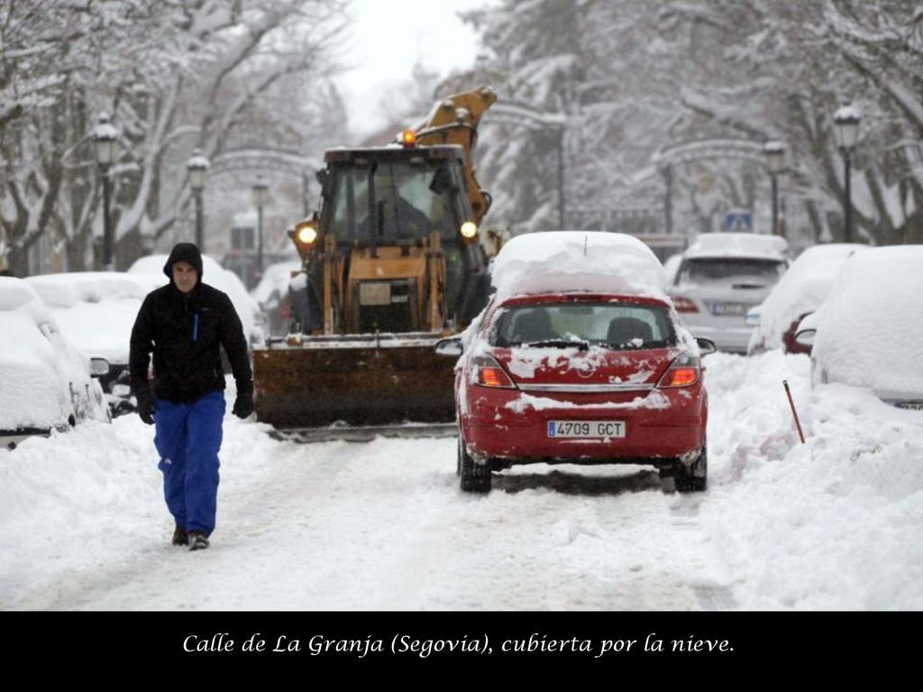 Calle de La Granja (Segovia), cubierta por la nieve.