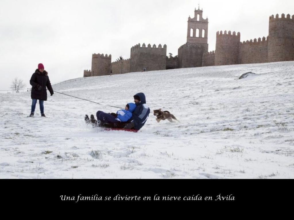 Una familia se divierte en la nieve caída en Ávila
