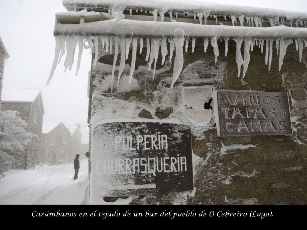 Carámbanos en el tejado de un bar del pueblo de O Cebreiro (Lugo).