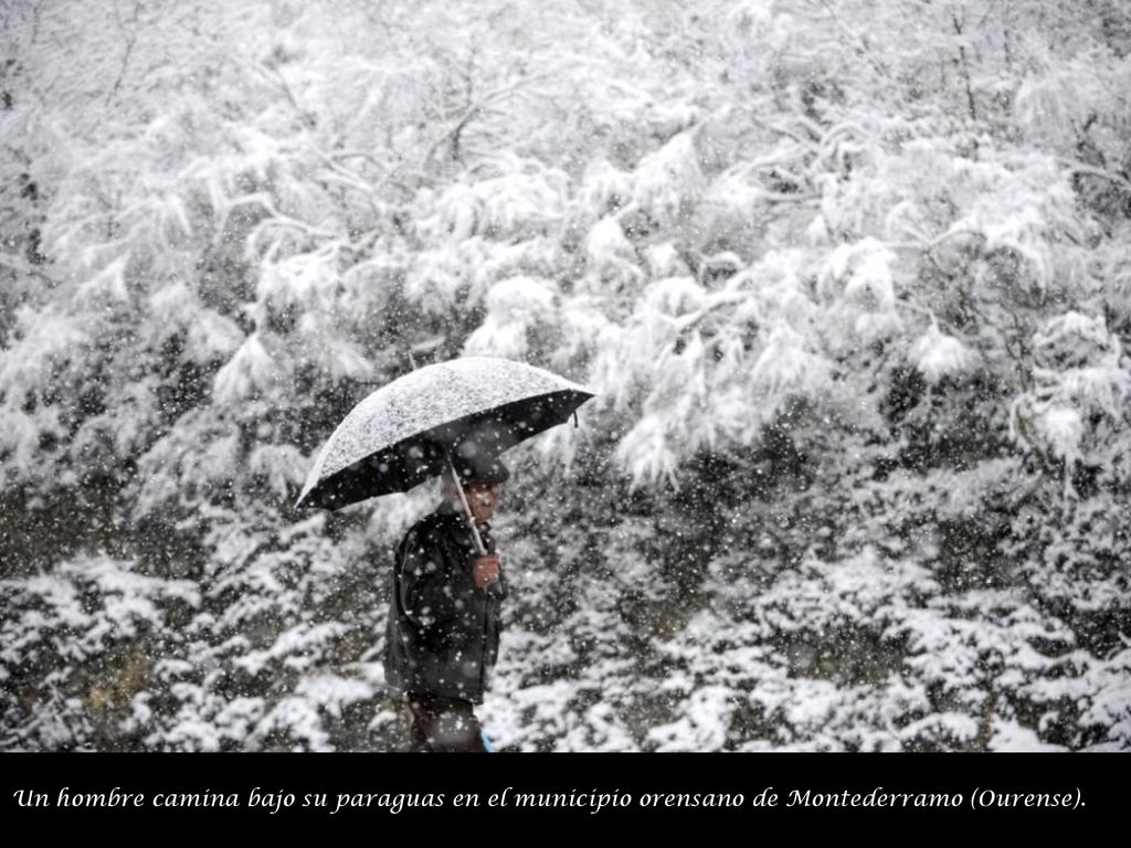 Un hombre camina bajo su paraguas en el municipio orensano de Montederramo (Ourense).