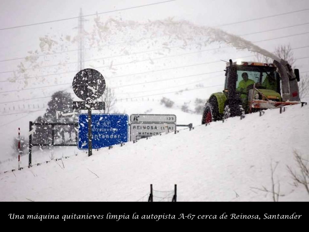Una máquina quitanieves limpia la autopista A-67 cerca de Reinosa, Santander