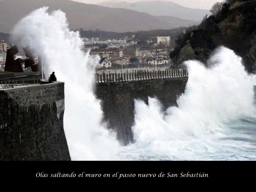 Olas saltando el muro en el paseo nuevo de San Sebastián
